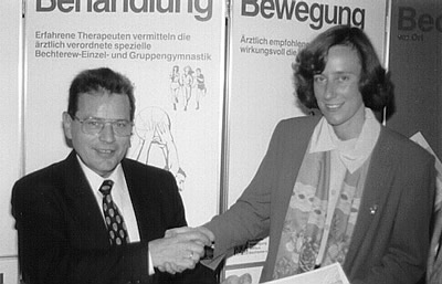 Der DVMB-Vorsitzende Wolfgang Klimsch berreicht
Frau Dr. Elisabeth Hermann die Urkunde des DVMB-Forschungspreises