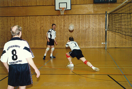 Bild 10: Volleyballturnier der DVMB-Therapiegruppen am 17./18. April 1999 in Wrzburg; Copyright: Deutsche Vereinigung Morbus Bechterew e.V.