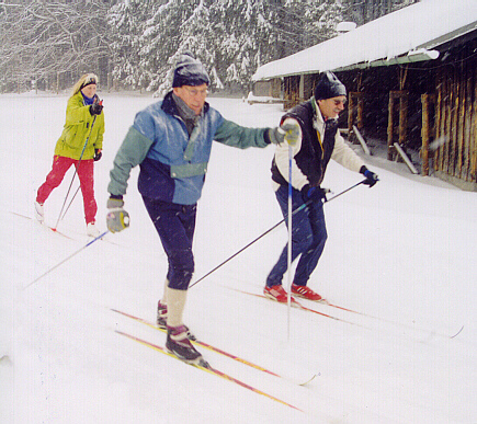 Bild 9: Skilanglauf in der freien Natur, allein oder in der Gruppe (hier beim Skilanglauf- und Aquajoggingwochenende der DVMB in Oberammergau); Copyright: Deutsche Vereinigung Morbus Bechterew e.V.