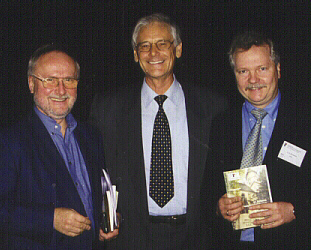 Bild 1: Kongresspräsident Prof. Dr. Holm Häntzschel von
der Universität Leipzig (Mitte) mit dem Präsidenten der Deutschen
Gesellschaft für Rheumatologie, Prof. Dr. med. Gerd-Rüdiger Burmester
von der Humboldt-Universität zu Berlin (rechts) und DGRh-Vizepräsident
(Präsident in den Jahren 19982000) Prof. Dr. med. Ekkehard Genth
aus Aachen (links).