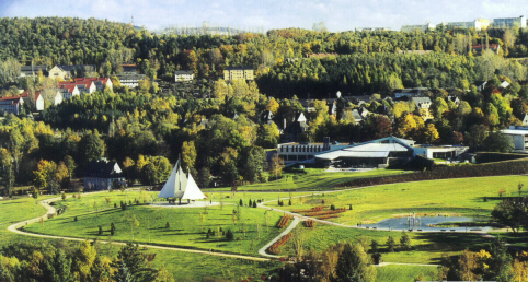 Bild 1: Der Kurpark von Schlema im Erzgebirge über dem Deformationsgebiet des ehemaligen Uranbergbaus, mit dem segelförmigen Blickfang