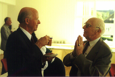 Bild 2: Prof. Dr. Peter DEETJEN von der Universität Innsbruck (links)
im Gespräch mit Prof. Dr. Ludwig FEINENDEGEN aus Lindau im Bodensee