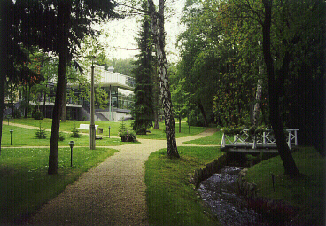 Bild 5: Der Kurpark im Bad Brambach mit Blick zum Badehaus, in dem Patienten
ihre Therapie bekommen, die nicht in der Klinik wohnen.