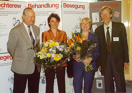 Bild 1: DVMB-Forschungspreistrgerin Dr. Inge EHLEBRACHT-KNIG (Mitte rechts), Diplom-Psychologin Angelika BNISCH, die an der prmierten Studie wesentlich mitgearbeitet hat (Mitte links),
Prof. Dr. Ernst-Martin LEMMEL (rztlicher Berater der DVMB, ganz links) und
Prof. Dr. Ernst FELDTKELLER (Vorsitzender des Preiskuratoriums, rechts)
nach der Preisverleihung am 15. Juni 2002 in Kassel