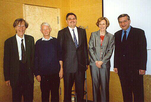 Bild 2: Die bei der Kuratoriumssitzung anwesenden Mitglieder des Kuratoriums fr die Zuerkennung des DVMB-Forschungspreises (von links nach rechts): Prof. Dr. Ernst Feldtkeller, Mnchen, Prof. Dr. Edward Senn, Luzern, Dr. Bernd Winterhalter, Pharmacia GmbH Erlangen, Prof. Dr. Elisabeth Mrker-Hermann, Wiesbaden, Prof. Dr. Gerd Weseloh, Erlangen.