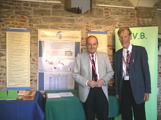 Bild 2: ASIF-Präsident Dr. Jon Erlendsson
aus Dänemark und ASIF-Vizepräsident Prof. Ernst Feldtkeller am
Stand der Ankylosing Spondylitis International Federation (ASIF) und der
Morbus-Bechterew-Vereinigung in Flandern (VVB).