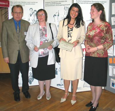 Bei der Verleihung des DVMB-Forschungspreises 2004 am 26. Juni 2004 in Friedrichroda (von links nach rechts): DVMB-Vorsitzender Franz GADENZ, Forschungspreisträgerin Dr. Maria DIEDRICHS-MÖHRING, Forschungspreisträgerin Dr. Gerhild WILDNER, und Christina CLAUßEN als Vertreterin der Pfizer GmbH, die das Preisgeld gestiftet hatte.